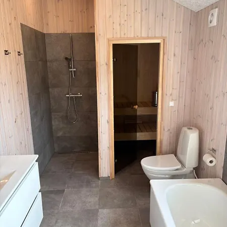 Дом отдыха Sea View House With Sauna & Hot Tub For 8 Augustenborg